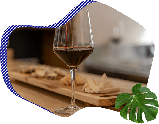 お酒とこだわりの日替わりメニューを堪能する